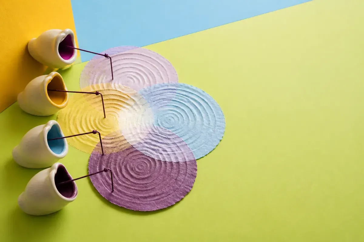 Patru forme ceramice produc unde pe membrane colorate suprapuse.